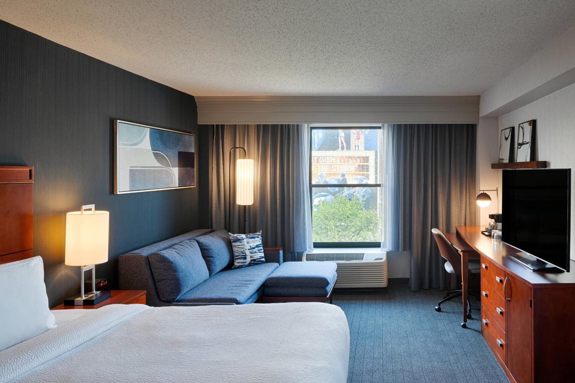 Courtyard By Marriott Downtown Hotel